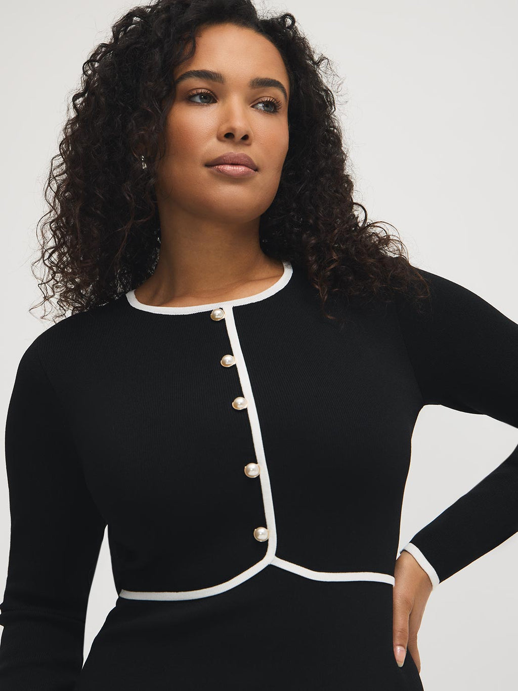 Robe pull courte à liseré contrastant