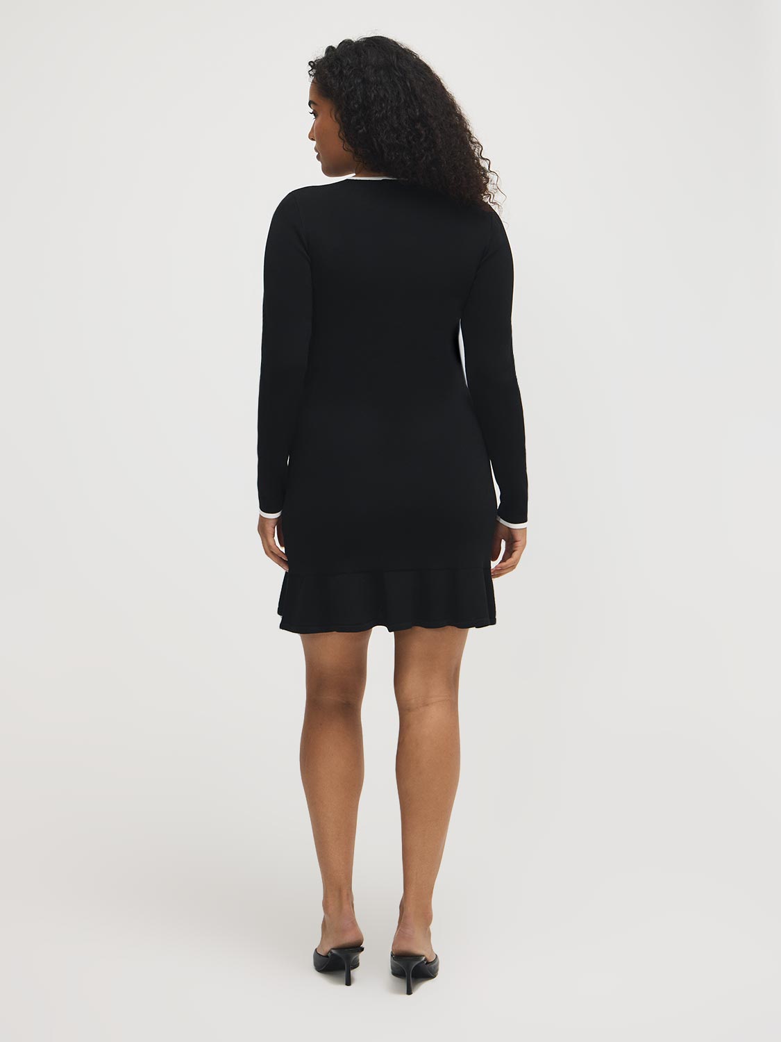 Robe pull courte à liseré contrastant