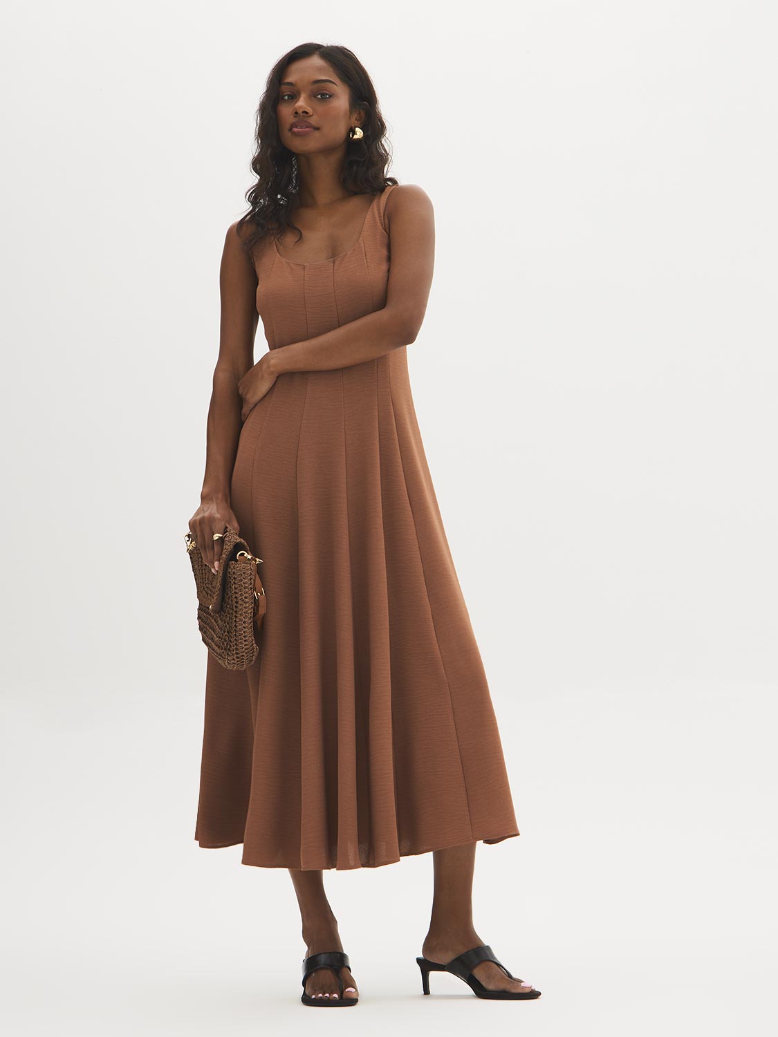 Robe mi-longue sans manches à empiècements