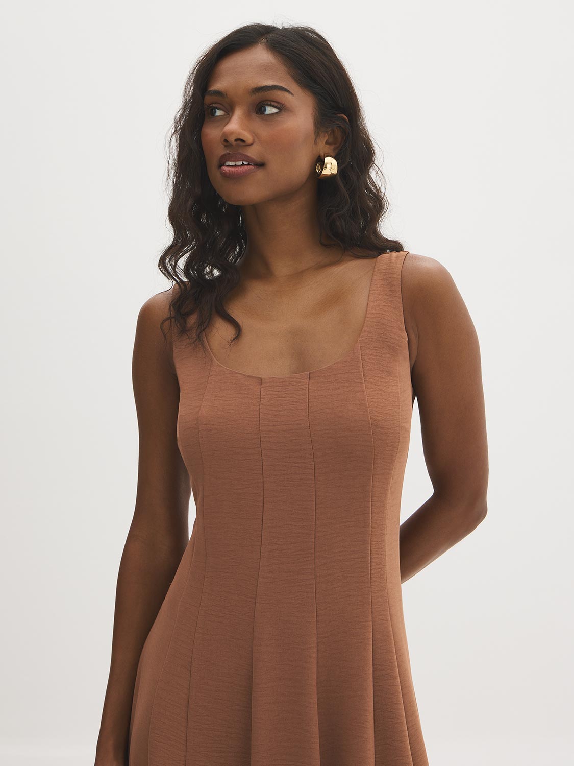 Robe mi-longue sans manches à empiècements