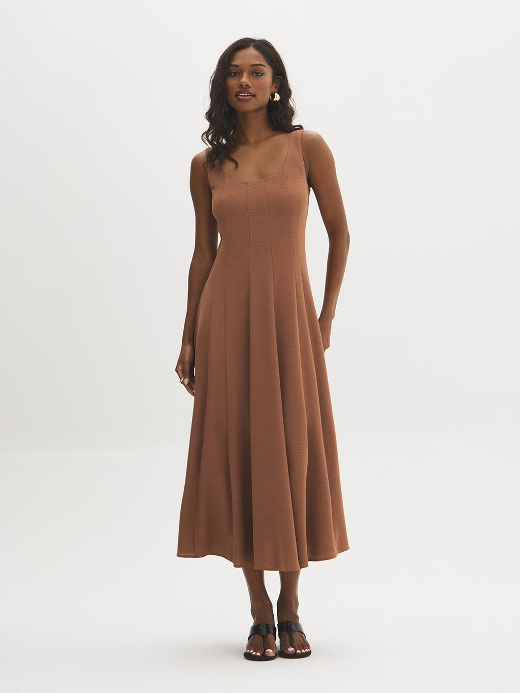 Robe mi-longue sans manches à empiècements