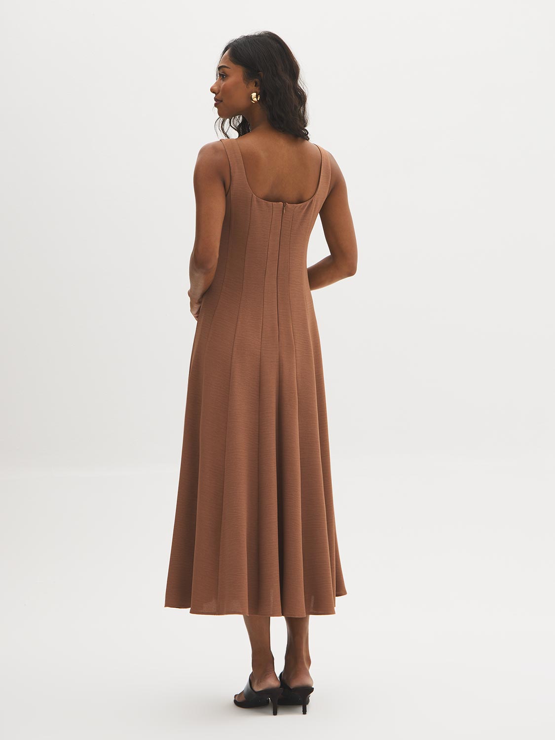 Robe mi-longue sans manches à empiècements