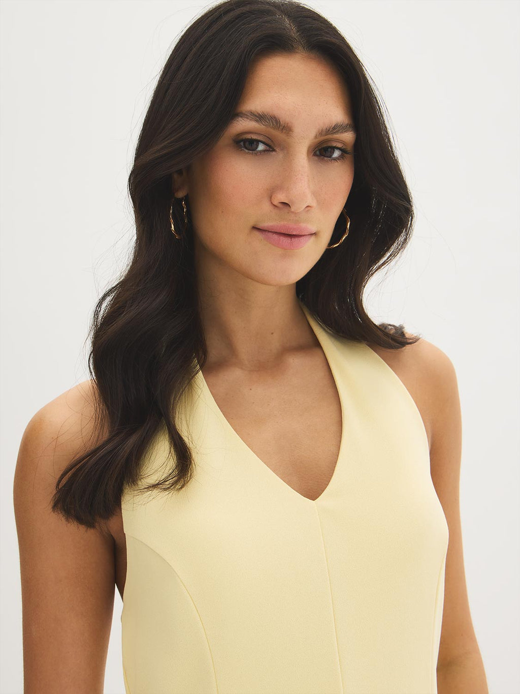Mini-robe licou à décolleté en V