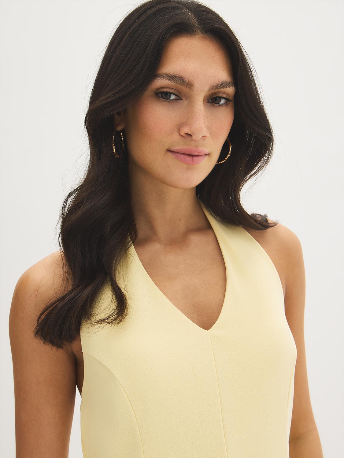 Mini-robe licou à décolleté en V