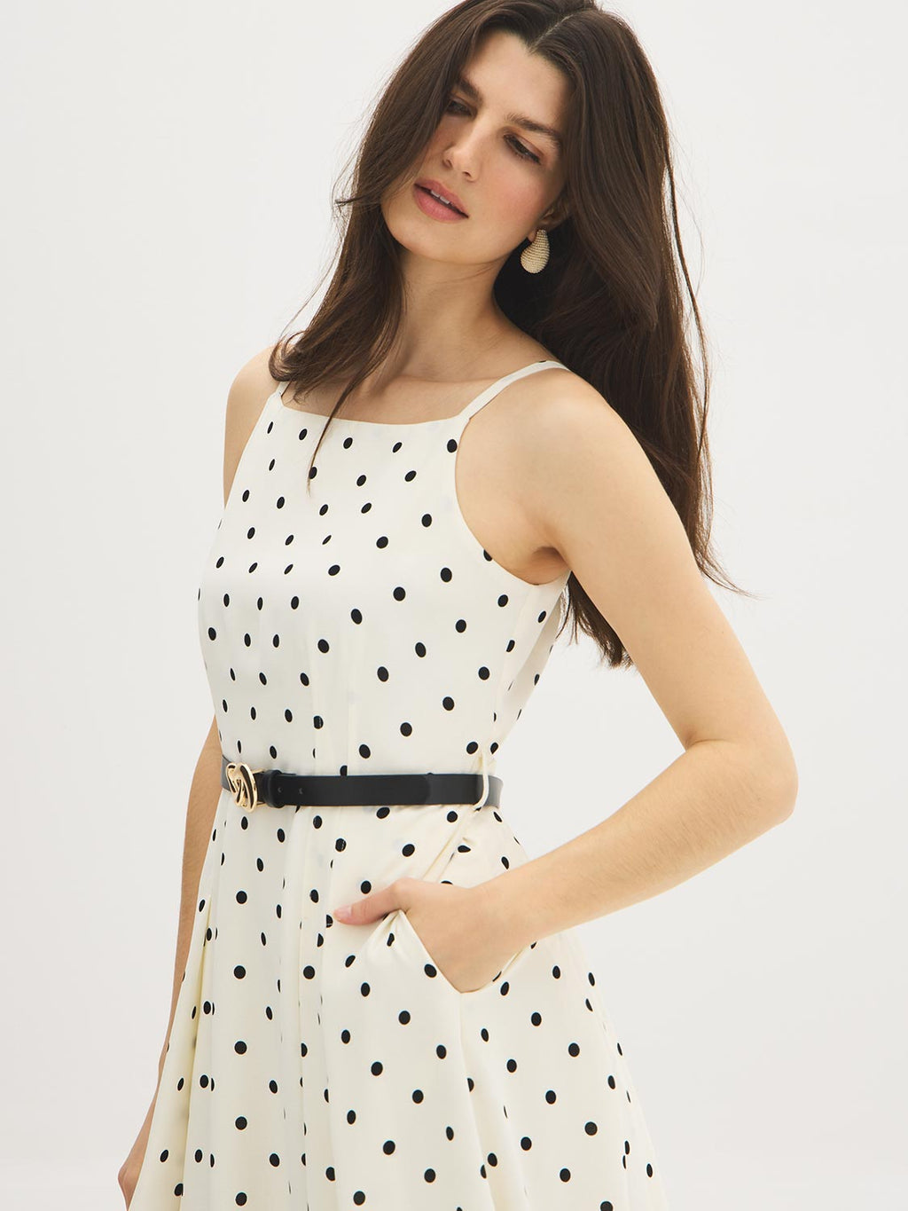 Robe mi-longue à pois et encolure carrée