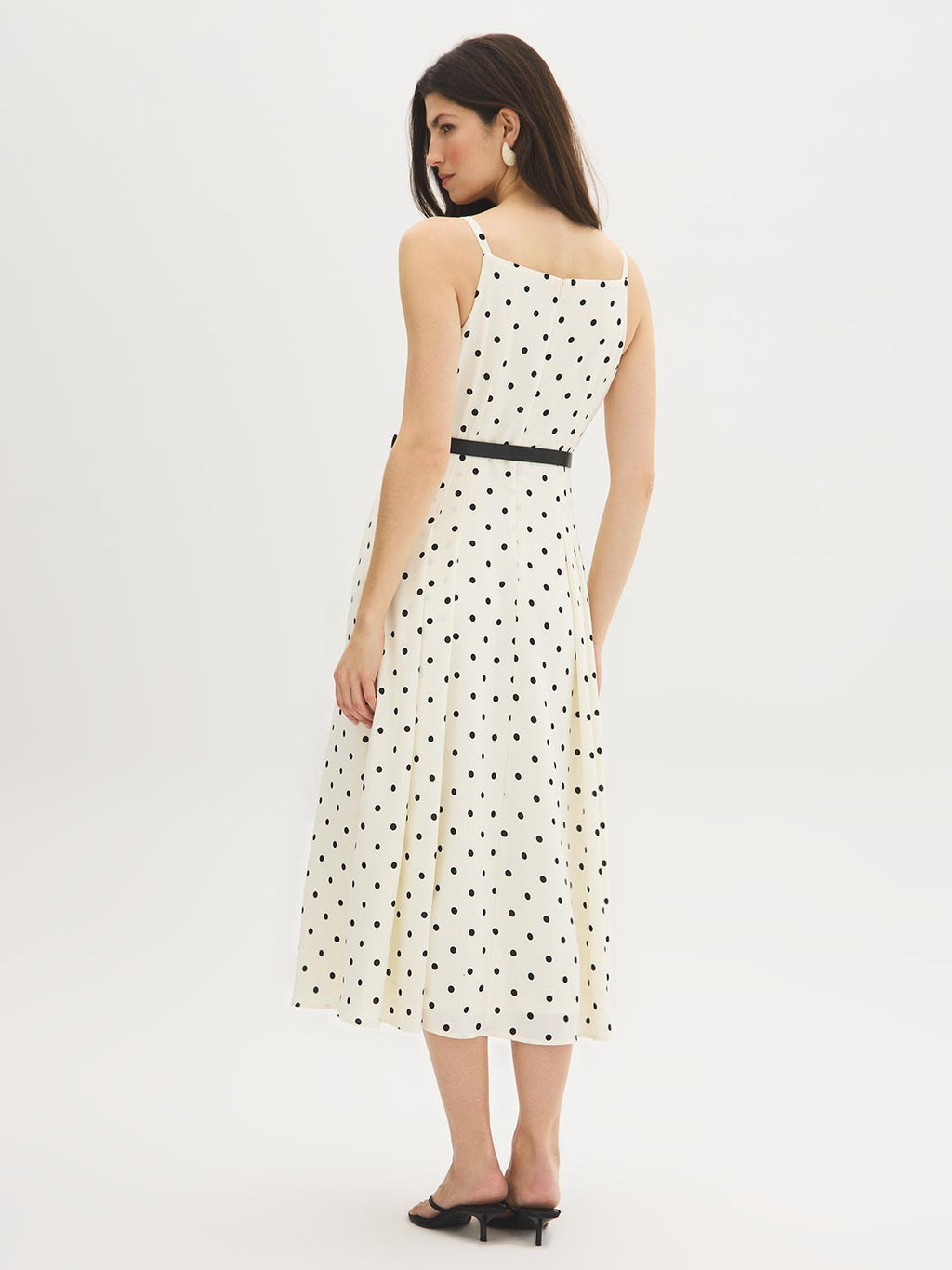 Robe mi-longue à pois et encolure carrée