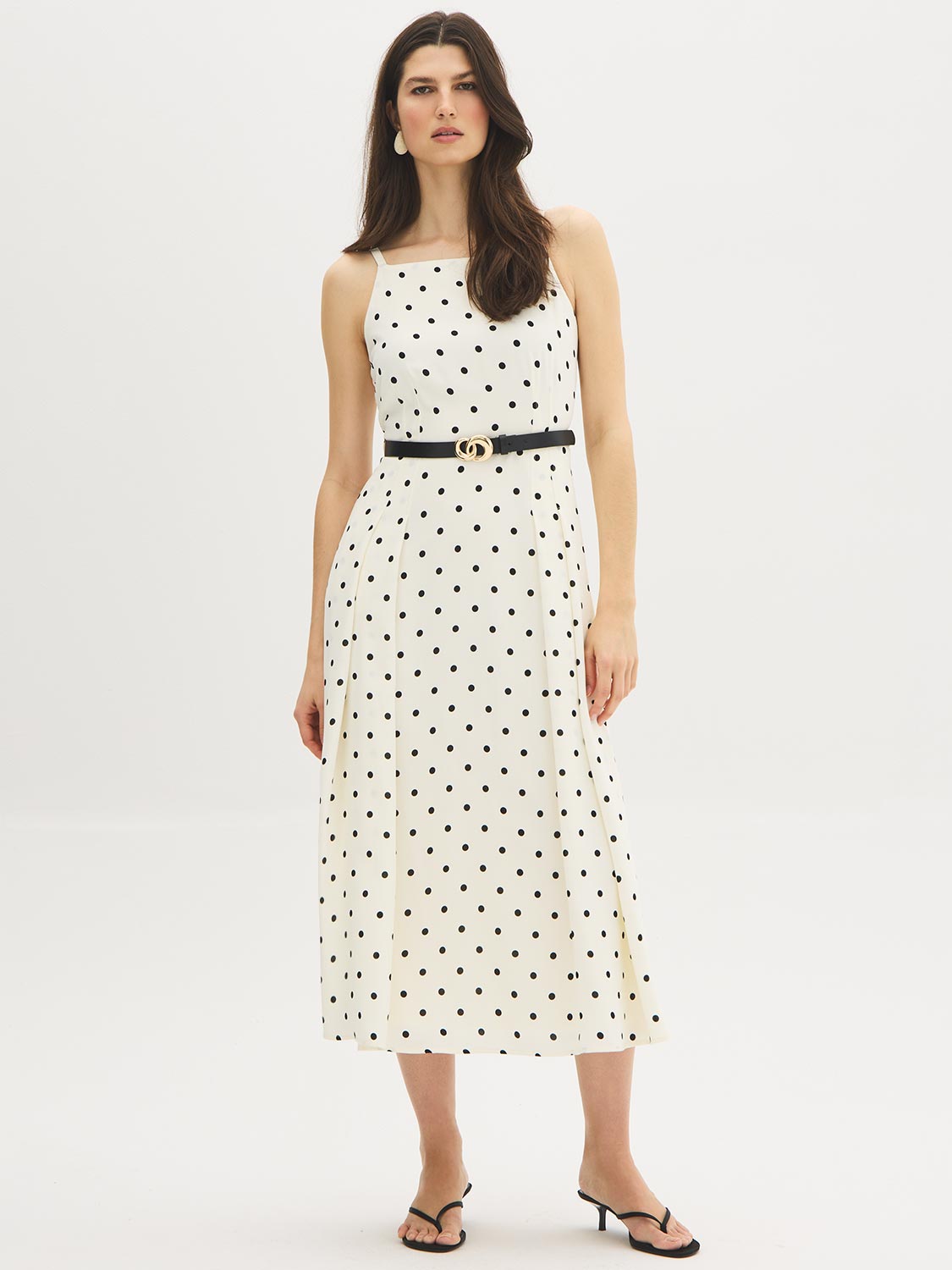 Robe mi-longue à pois et encolure carrée