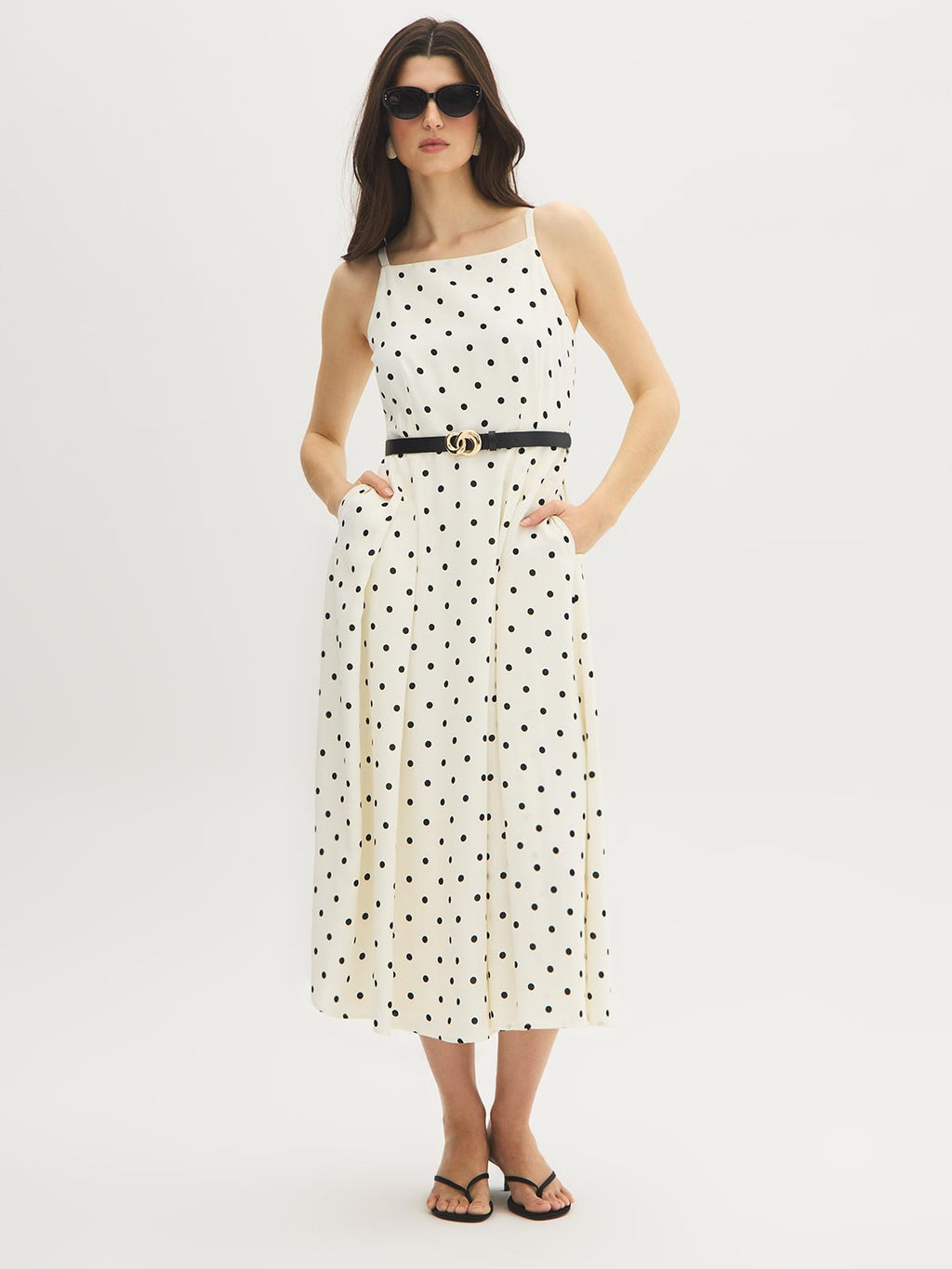 Robe mi-longue à pois et encolure carrée