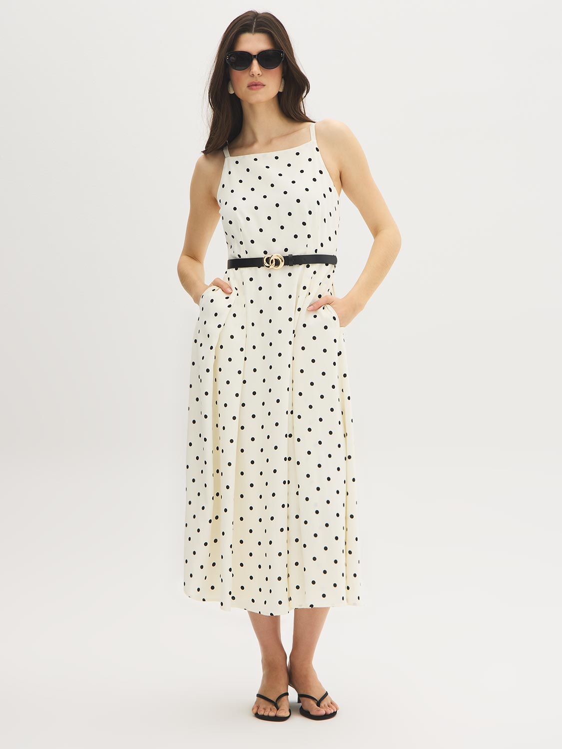 Robe mi-longue à pois et encolure carrée