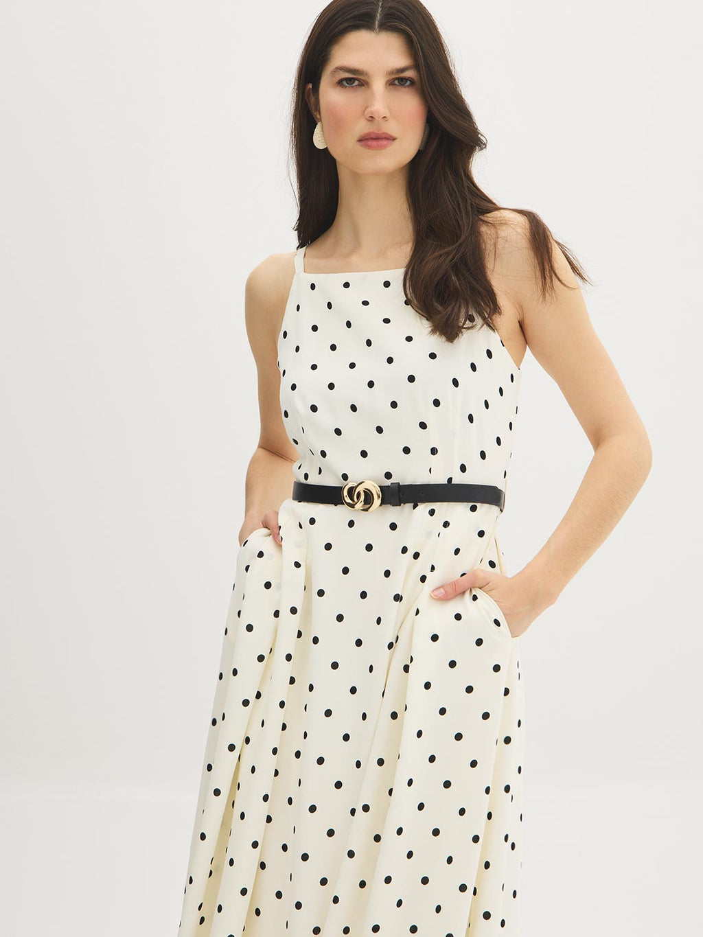 Robe mi-longue à pois et encolure carrée