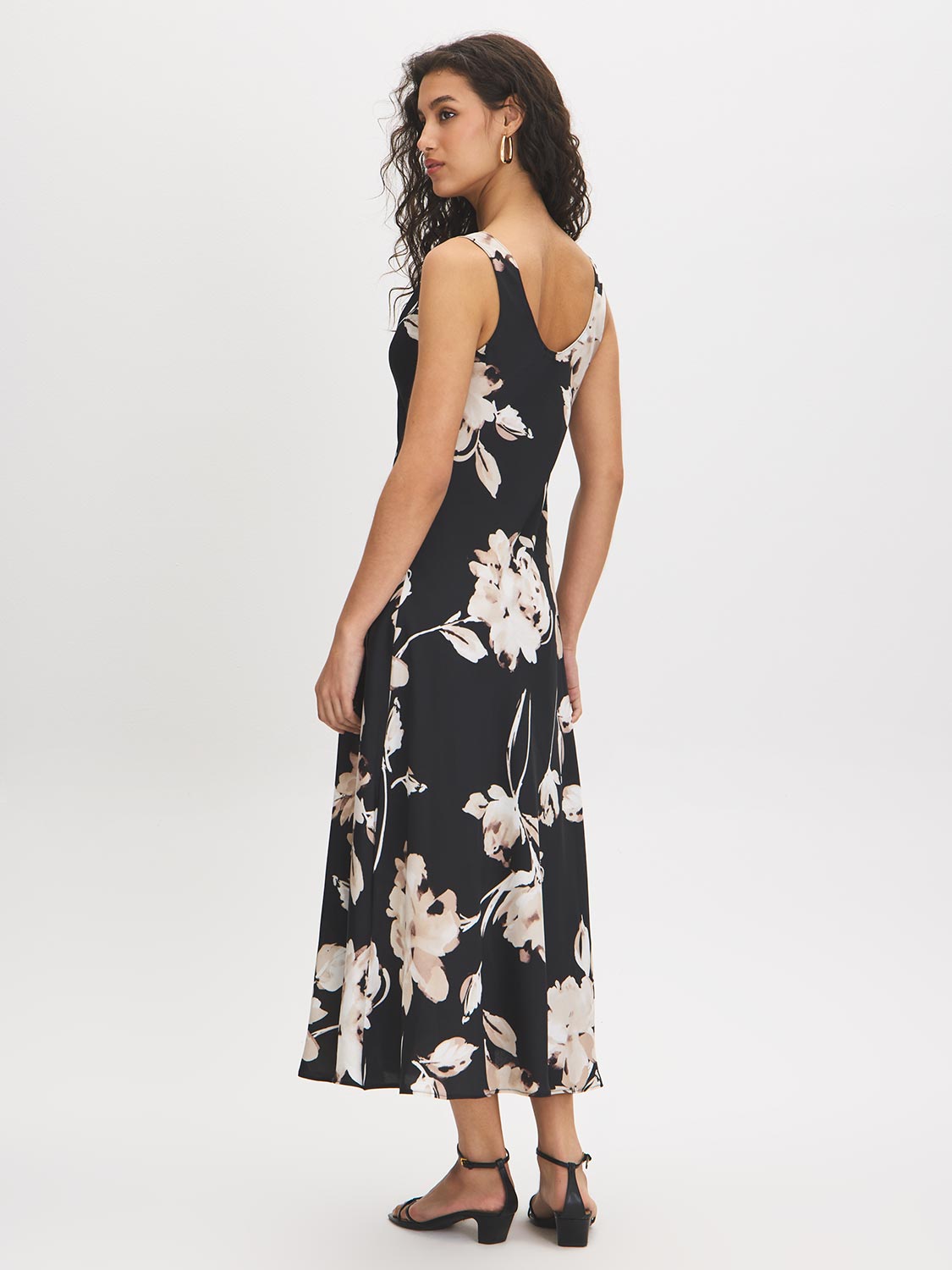 Robe à col bénitier fleuri